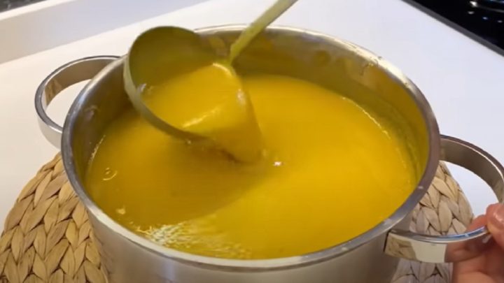 Rychlá polévka z červené čočky s kurkumou