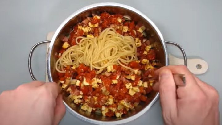 Špagety s pečenými rajčaty a balkánem