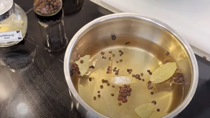 Utopenci s cibulí a feferonkami