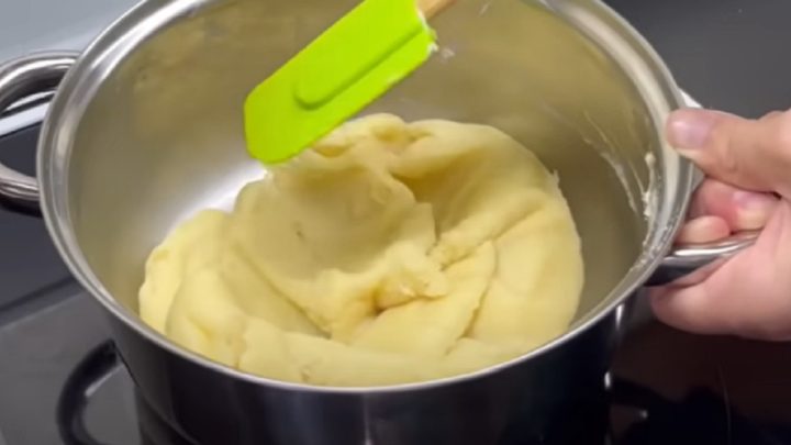 Dort z odpalovaného těsta s čokoládou