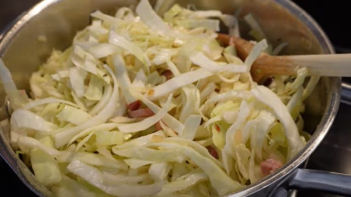 Zelí se slaninou a divokým kořením