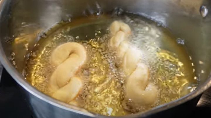 Kynutý pletenec z koblihového těsta