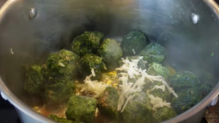 Rychlá špenátová polévka s pečenými krutony