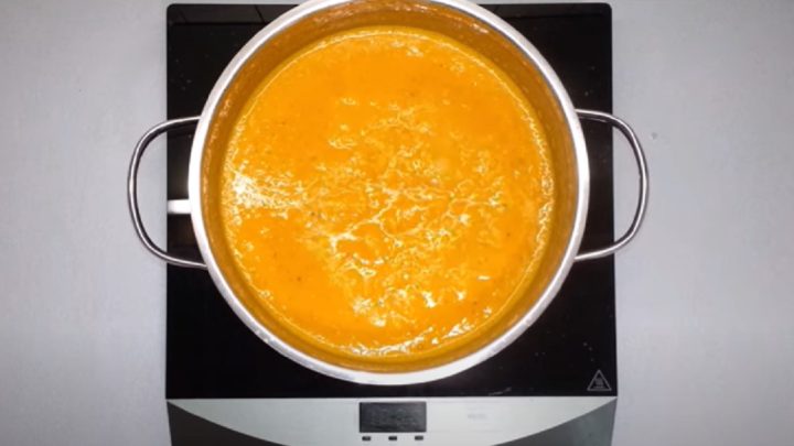 Krémová dýňová polévka z pečené zeleniny