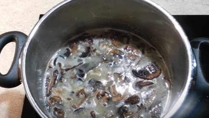 Houbová polévka s kroupami a smetanou