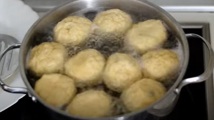 Švestkové knedlíky se strouhankou