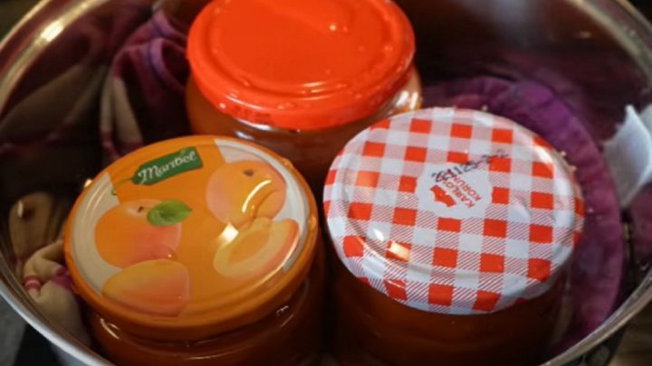 Domácí rajčatová passata s bazalkou