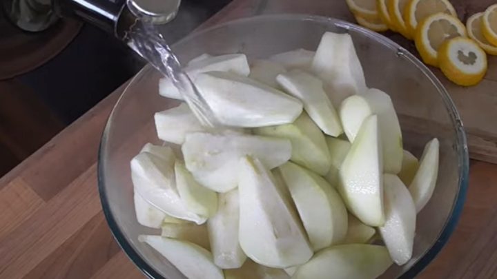 Rychlý hruškový kompot s citronem