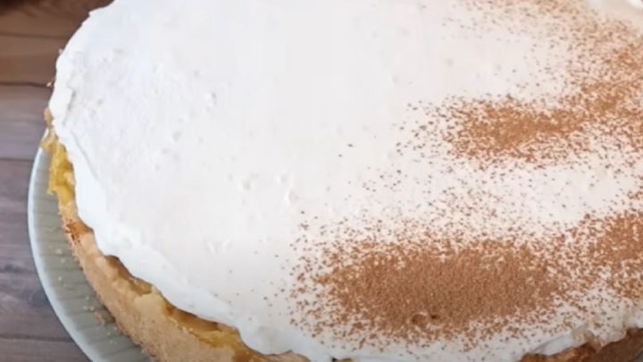 Jablečný koláč se zakysanou smetanou