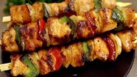 Marinované kuřecí špízy se zeleninou