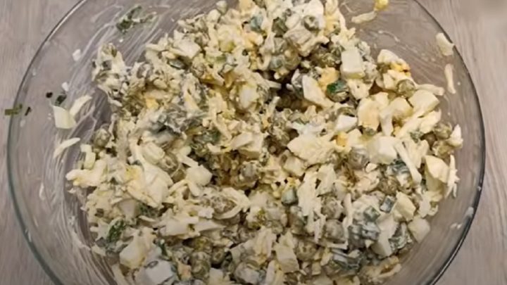 Milánský salát s vejci, zeleninou a sýrem