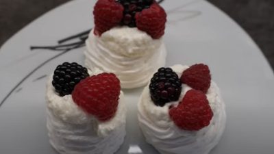 Mini Pavlova s ovocem a krémem