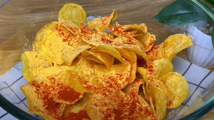 Domácí chipsy se sýrem a paprikou