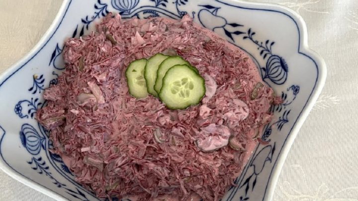 Hanácký zelný salát s cibulí a okurkami