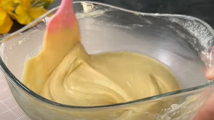 Líný jablečný koláč vlhčený mlékem