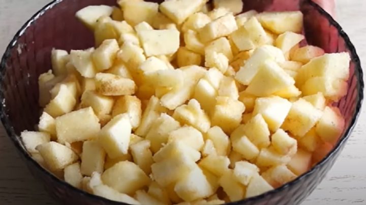 Tvarohový závin s jablky a skořicí