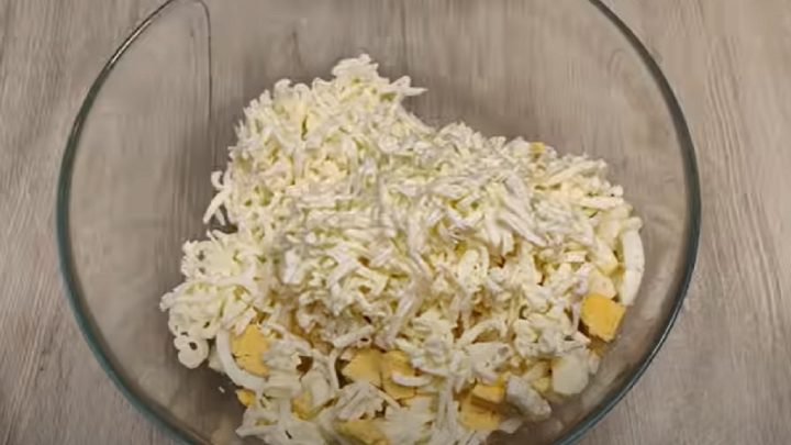 Milánský salát s vejci, zeleninou a sýrem