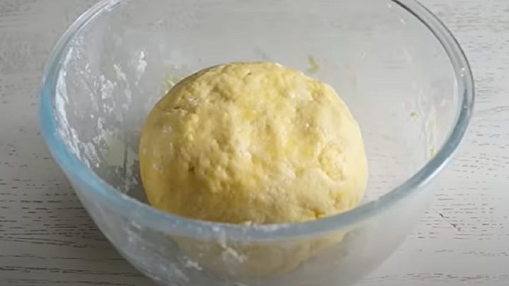 Tvarohový závin s jablky a skořicí