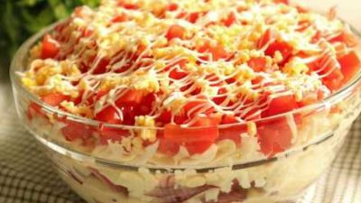 Rychlý vrstvený salát se šunkou a vejci