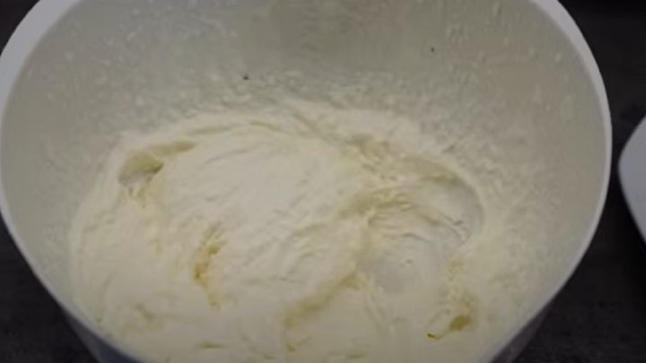 Mini Pavlova s ovocem a krémem