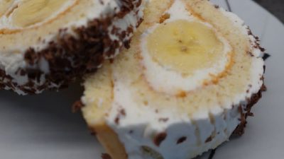 Banánová roláda s meruňkovým džemem