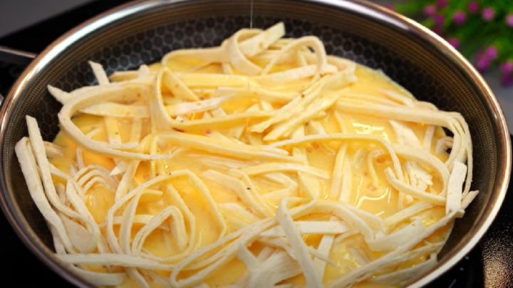 Tortillová omeleta se sýrem a rajčaty