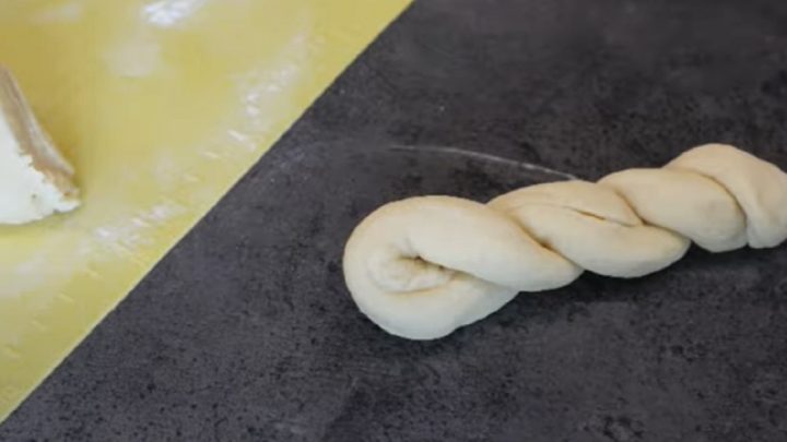 Kynutý pletenec z koblihového těsta