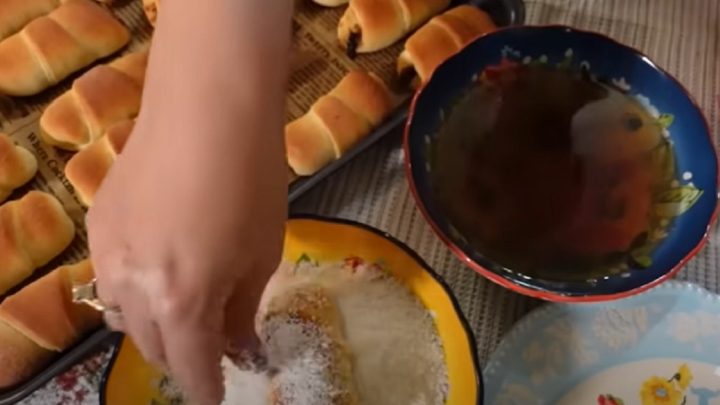 Rohlíčky s povidlovou náplní a kokosem