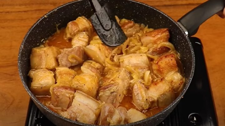 Bůček na pivu a cibuli s rozmarýnem