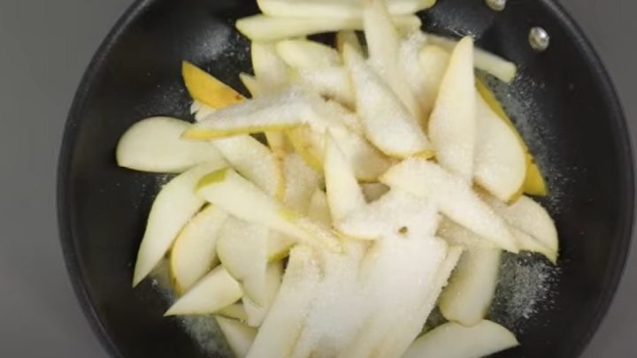 Jednoduchý hruškový koláč s vanilkou