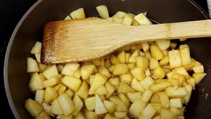 Tvarohový dort s jablky a skořicí