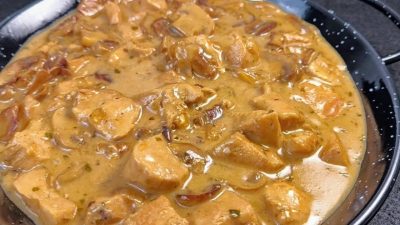 Kuřecí prsa na žampionech a cibuli