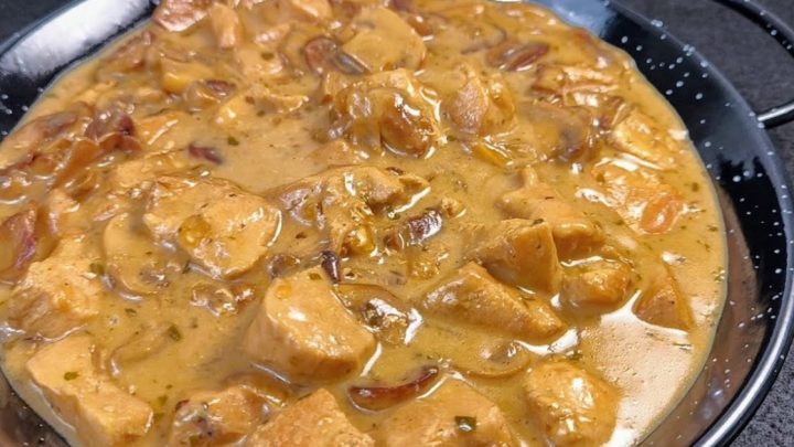 Kuřecí prsa na žampionech a cibuli