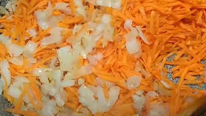 Nakládané zelí s houbami a mrkví