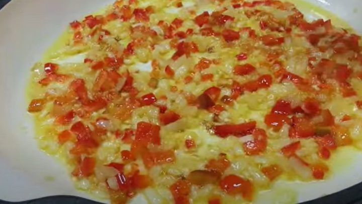 Šakšuka s vejcem, rajčaty a petrželkou