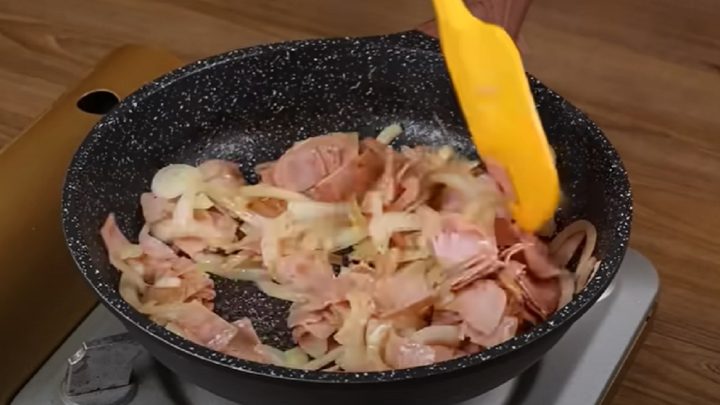 Pečené brambory se slaninou a bešamelem