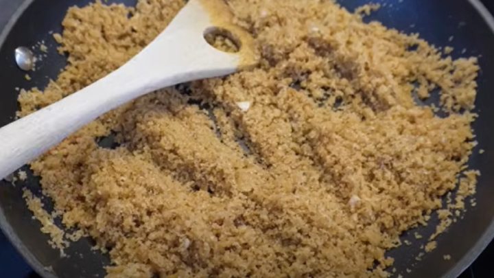 Šišky se strouhankou a mletou skořicí