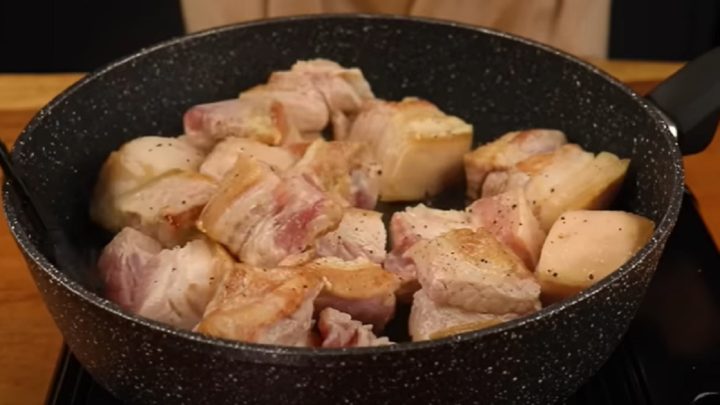 Bůček na pivu a cibuli s rozmarýnem