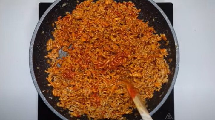 Mleté maso s mrkví, rajčaty a česnekem