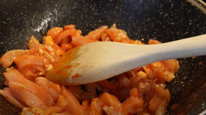 Nudle s kuřecím masem na asijský způsob