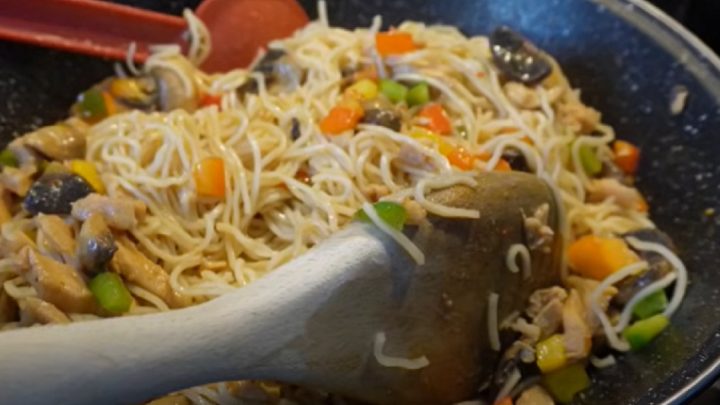 Nudle s kuřecím masem na asijský způsob