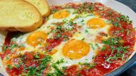 Šakšuka s vejcem, rajčaty a petrželkou