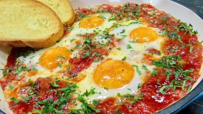 Šakšuka s vejcem, rajčaty a petrželkou