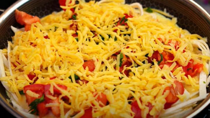 Tortillová omeleta se sýrem a rajčaty