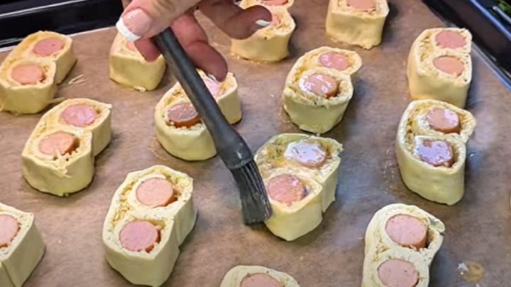 Párky v listovém těstě se sýrem