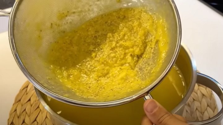 Rychlá polévka z červené čočky s kurkumou