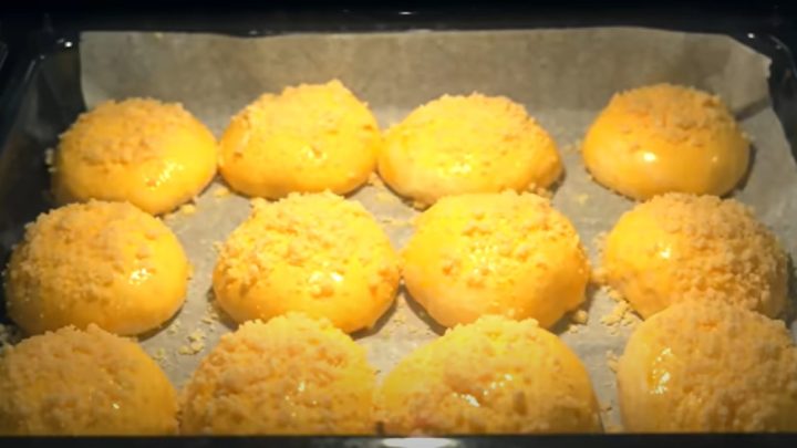 Kynuté buchty plněné ovocem s drobenkou