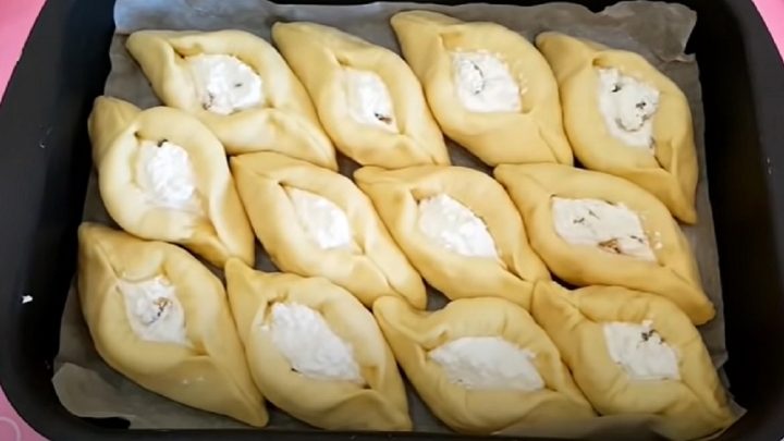 Nadýchané buchty s tvarohem a rozinkami