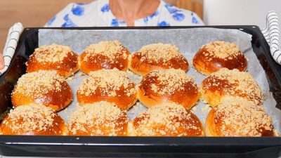 Kynuté buchty plněné ovocem s drobenkou