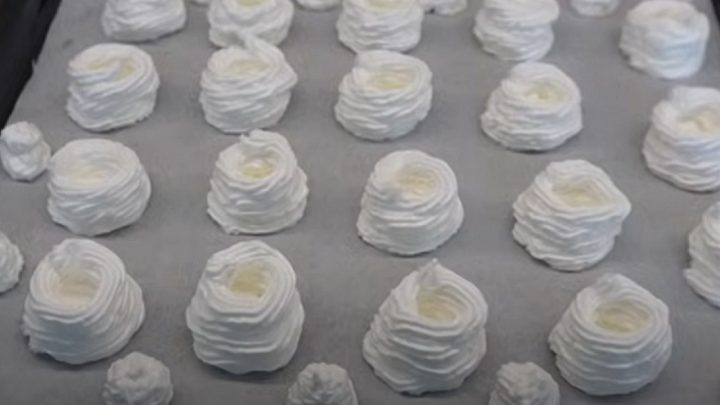 Mini Pavlova s ovocem a krémem